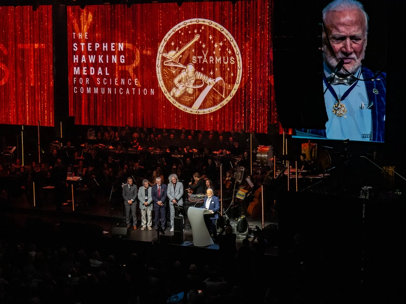 Brian May (Queen) überreicht Buzz Aldrin die Stephen Hawking Medal für sein Lebenswerk © THE HALL